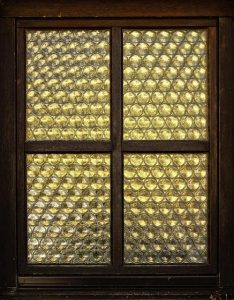 L’invenzione del vetro stratificato: come la sicurezza è diventata trasparente